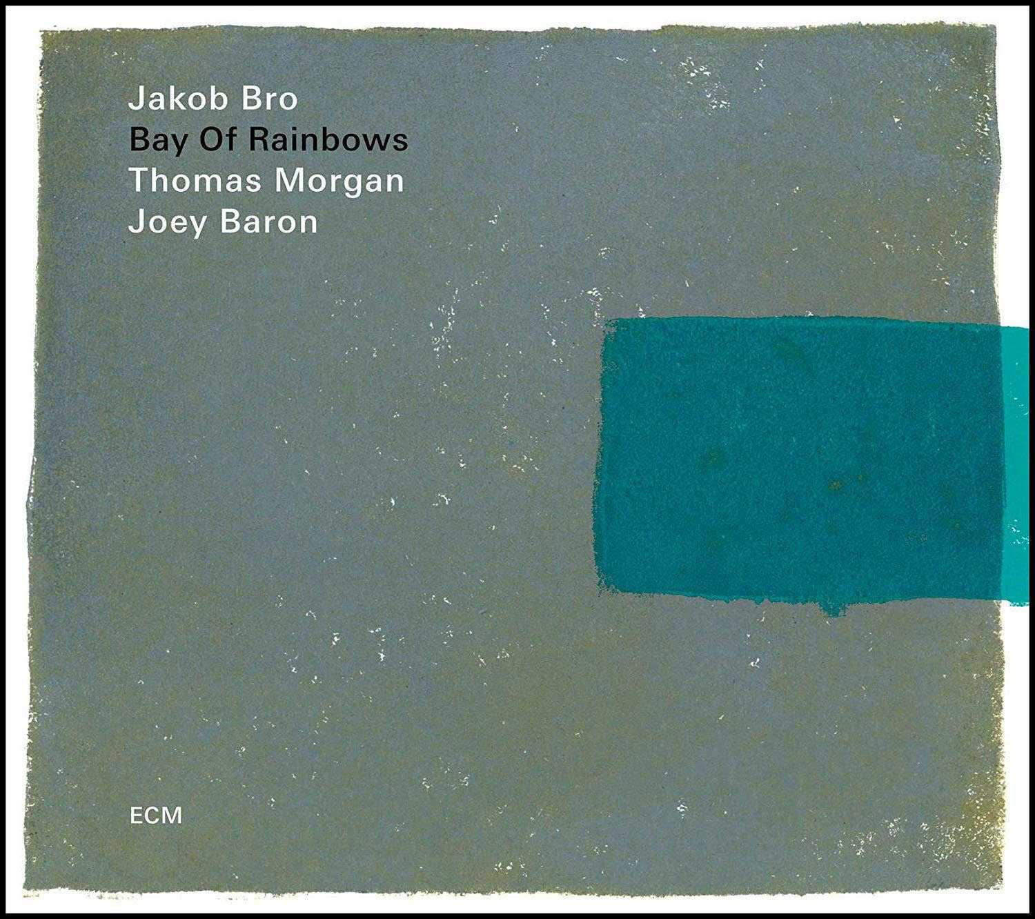Albumcover von Jakob Bro, Bay of Rainbows. Abstraktes Design: blaues und graues Rechteck auf grauem Hintergrund.