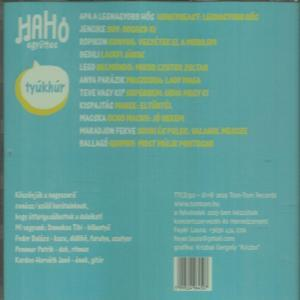 Egy zenei CD hátlapja, magyar nyelvű szöveggel. A CD kék borítójú.
