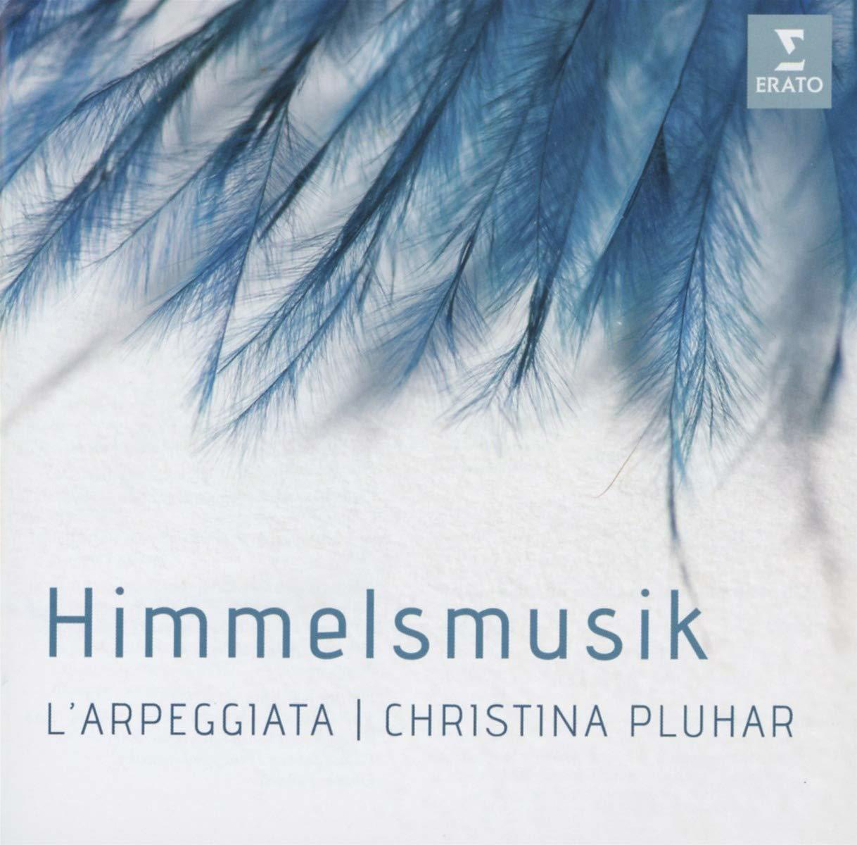 Albumcover mit dem Titel Himmelsmusik, mit blauen Federn und Text in Weiß. Künstler ist L'Arpeggiata, Christina Pluhar.