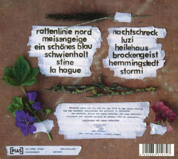 Ein Papier mit deutschem Text und Blattelementen. Einige Wörter sind mit weißen Aufklebern hervorgehoben.