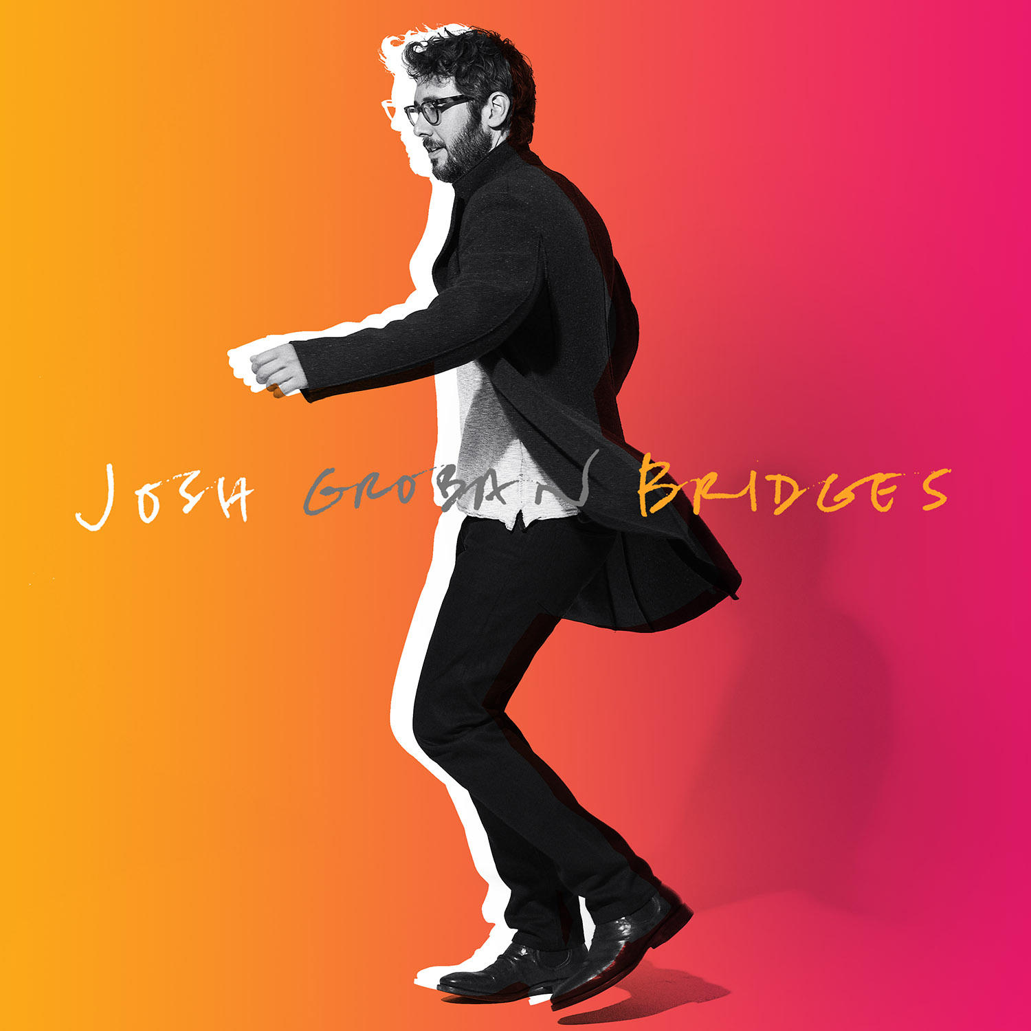 Josh Groban album borítója, gradiens háttér előtt sétálva.