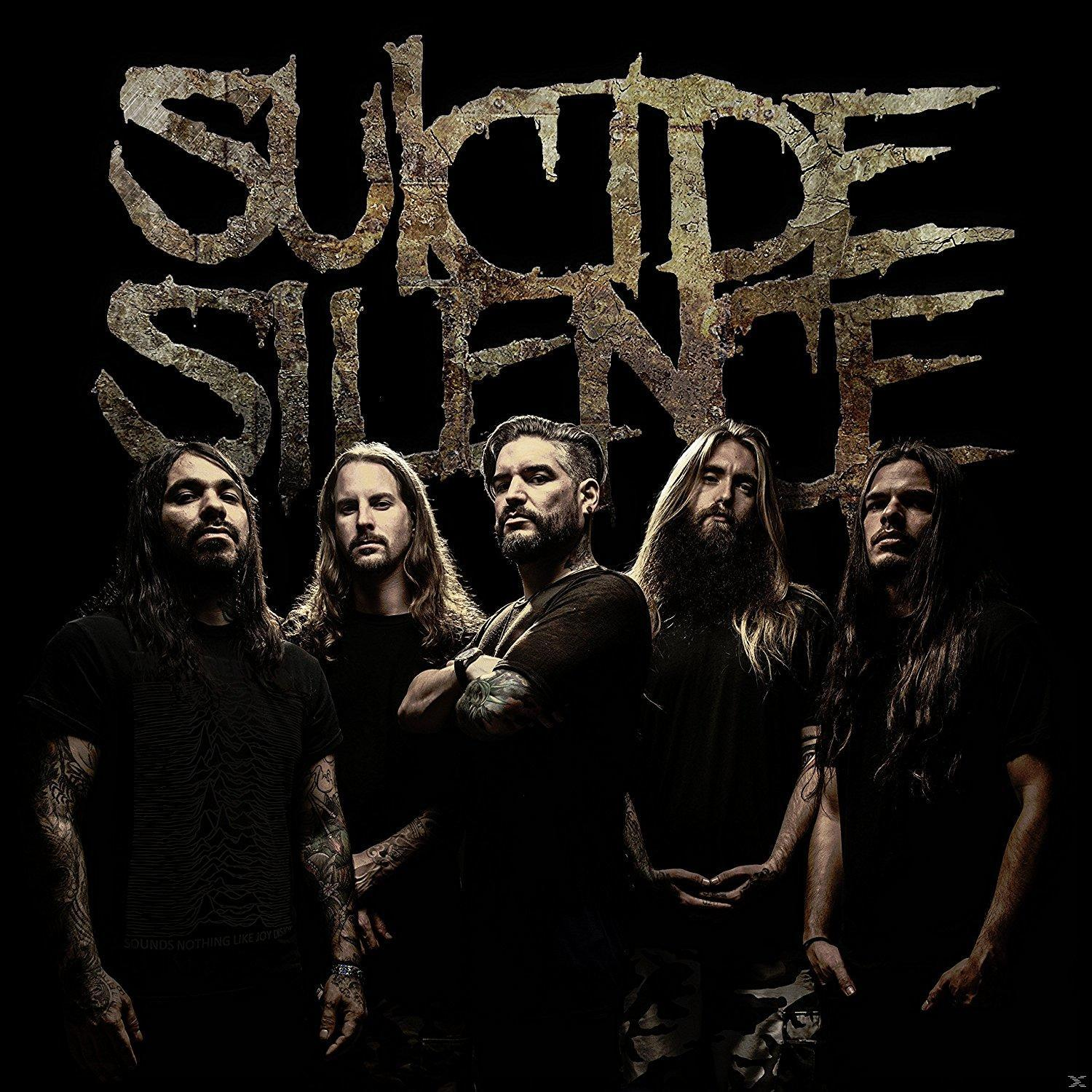 Suicide Silence bandleden in donkere kleding, bandnaam erboven.