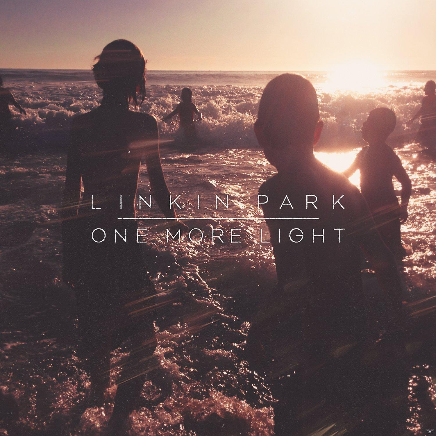 Albumcover mit Menschen im Meer, silhouettiert gegen die untergehende Sonne. Text: One More Light.