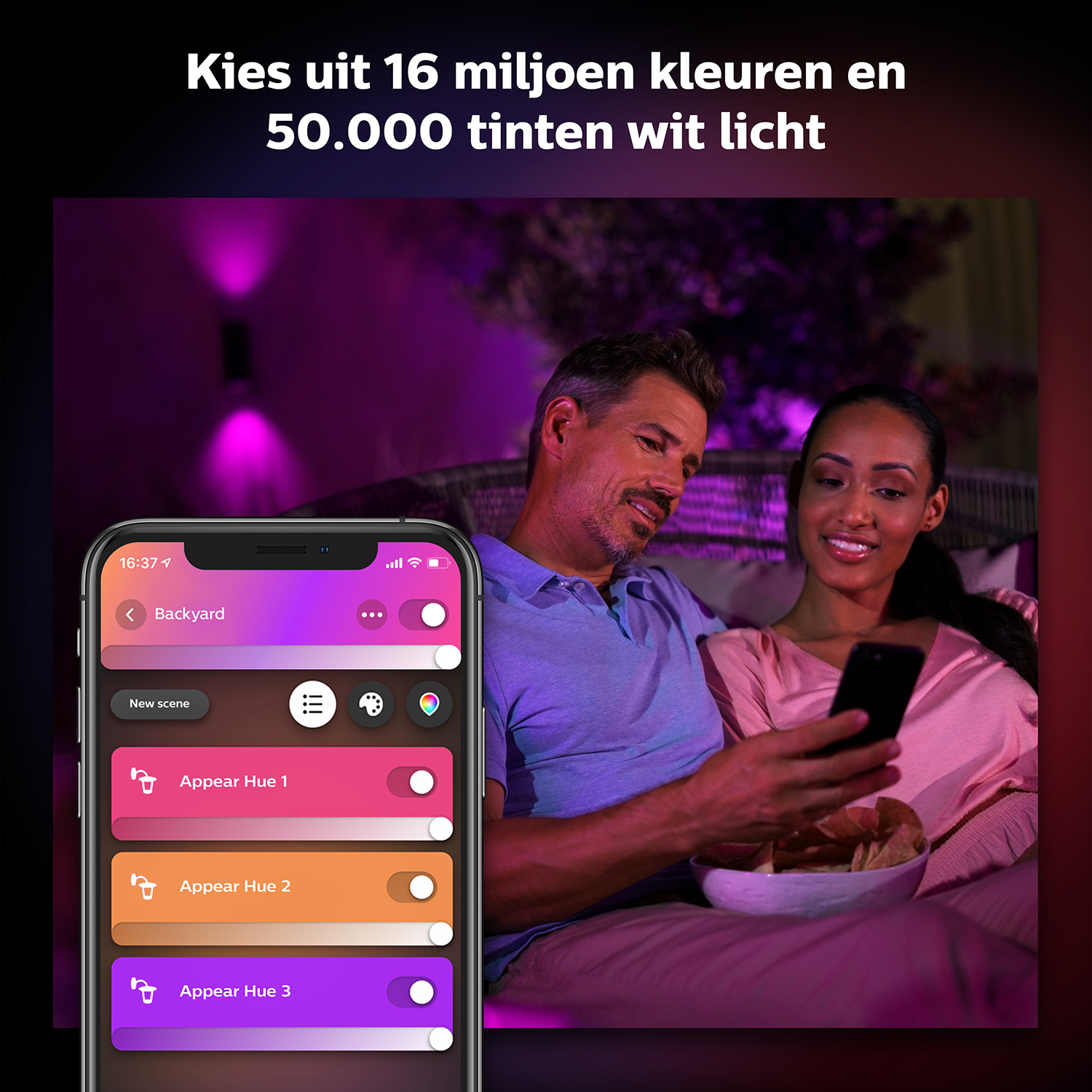 Man en vrouw kijken naar een telefoon met een smart home-app.