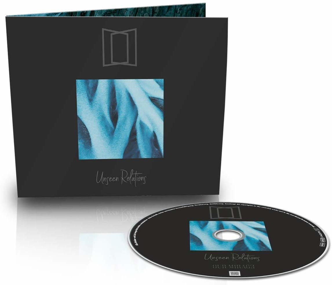 Schwarze CD-Hülle mit quadratischem Bild von blauen Wellen und CD mit gleichem Design.
