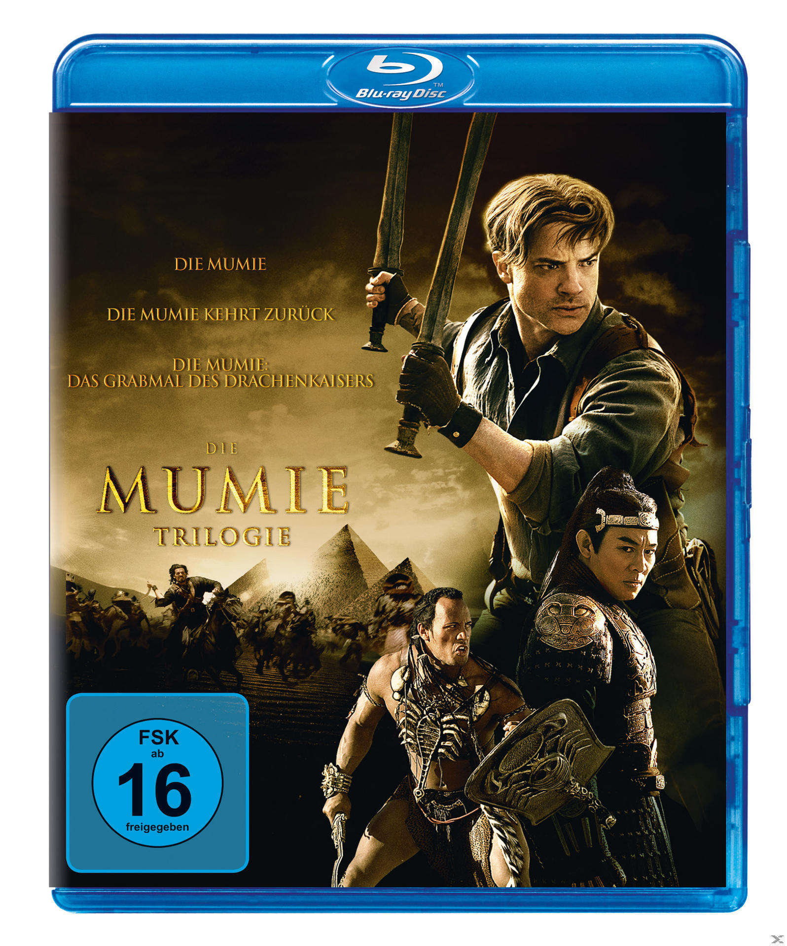 Blu-ray Cover von "Die Mumie Trilogie" mit einem Mann mit Schwertern und Pyramiden im Hintergrund.
