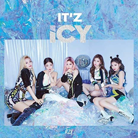 ITZY csoport kék háttéren, az album borítójával.