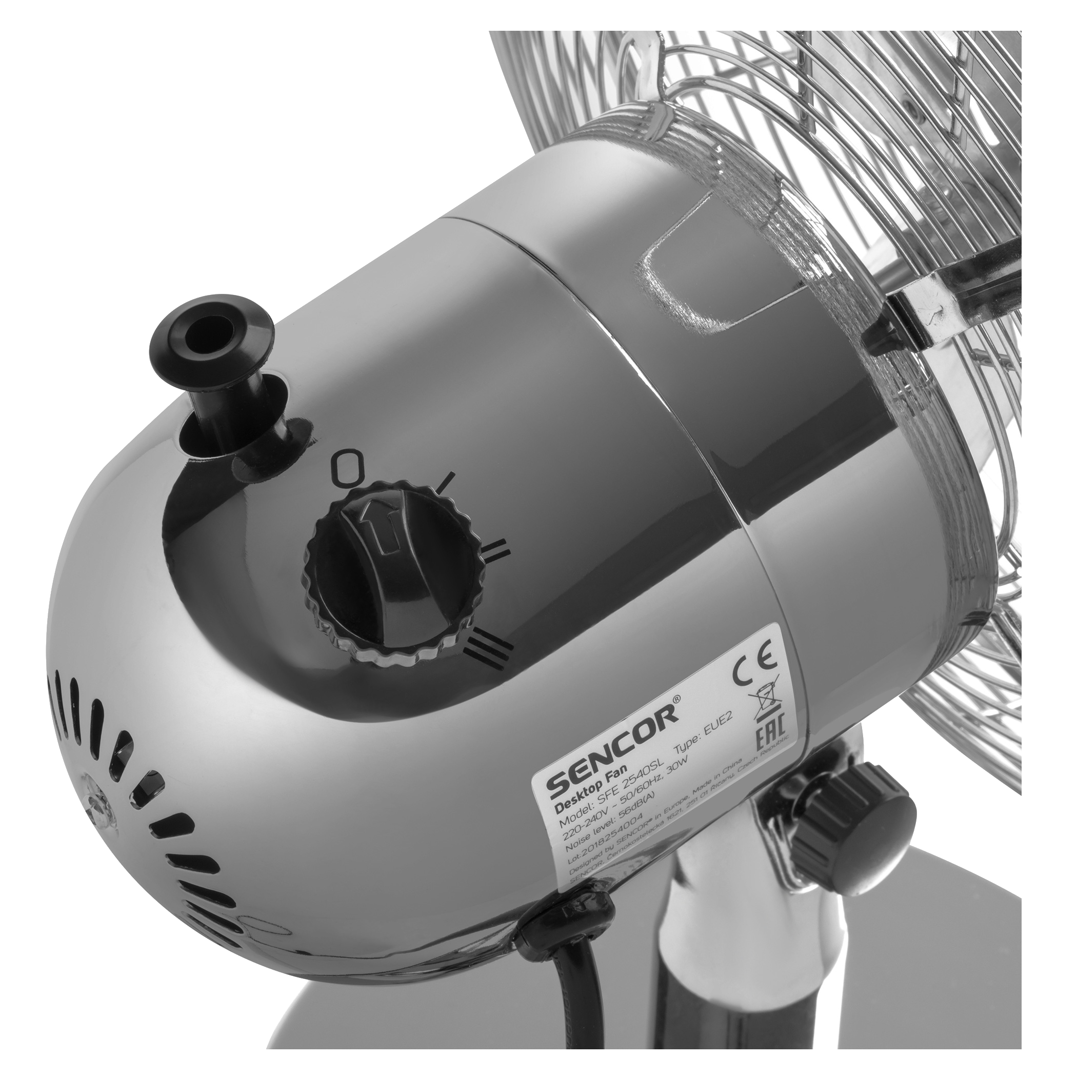 Egy asztali ventilátor. A ventilátor ezüstszínű, fekete díszítéssel és króm felülettel.