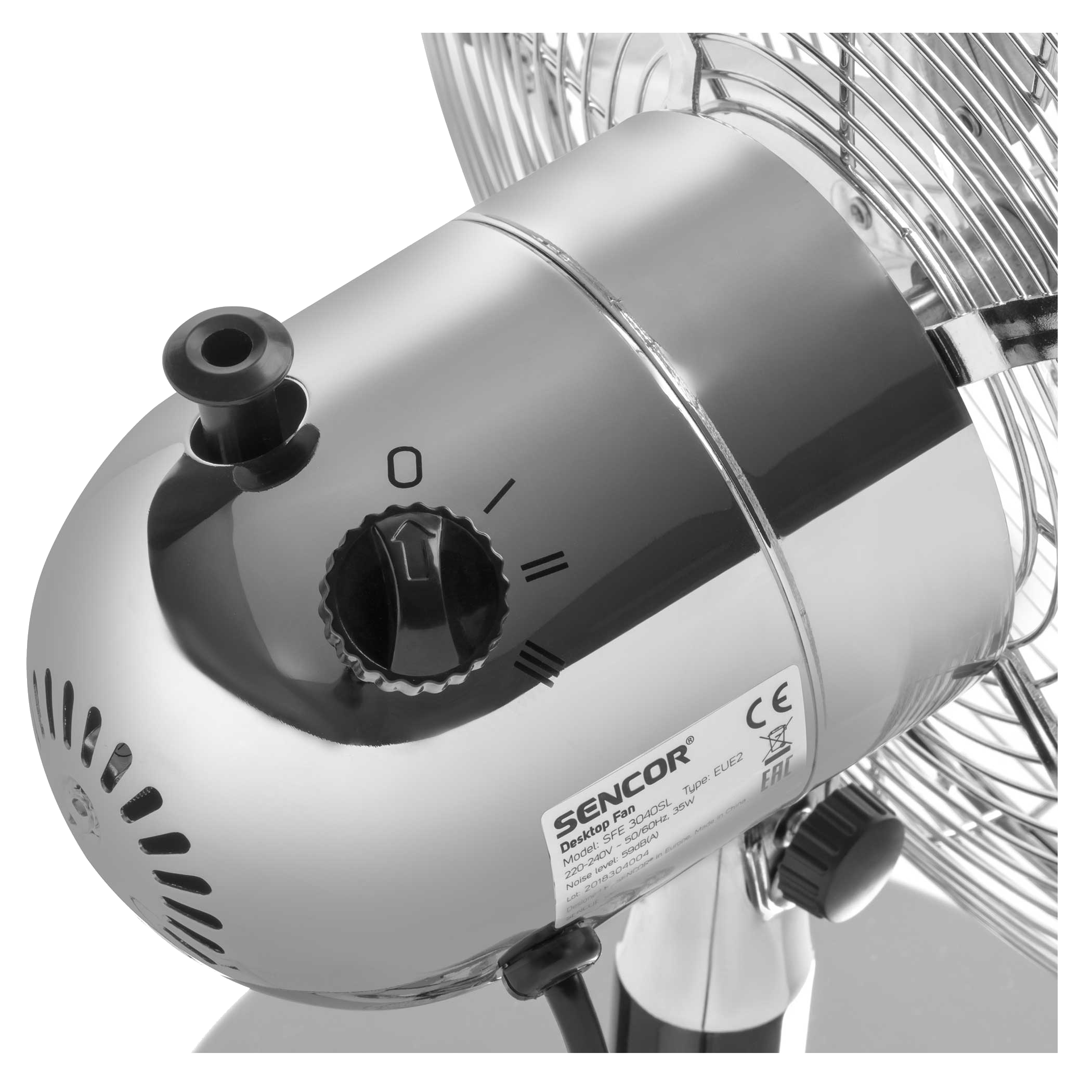 Króm asztali ventilátor, a sebességbeállításokkal és a ventilátor fém lapátjaival.
