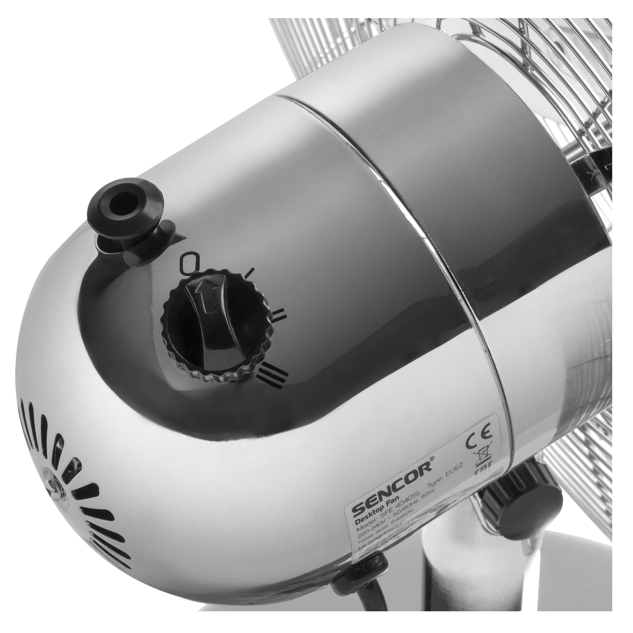 Egy fényes, króm ventilátormotor közeli képe, fordulatszám-szabályzóval.