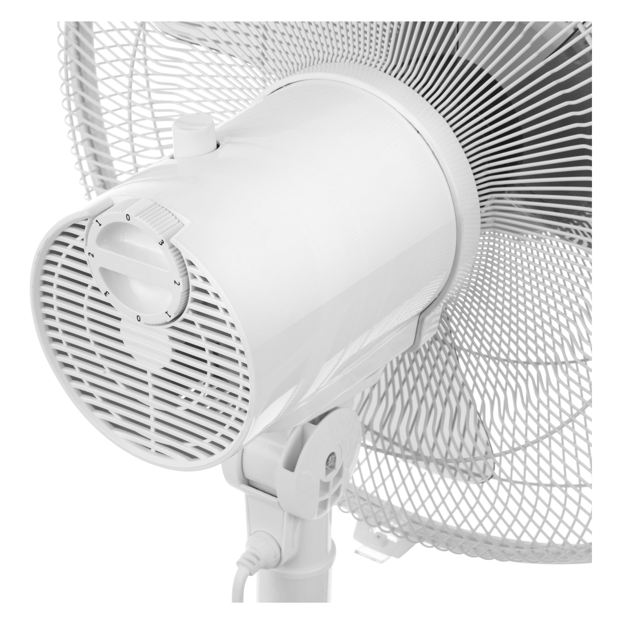 Fehér ventilátor állítható beállításokkal, a néző felé fordulva.