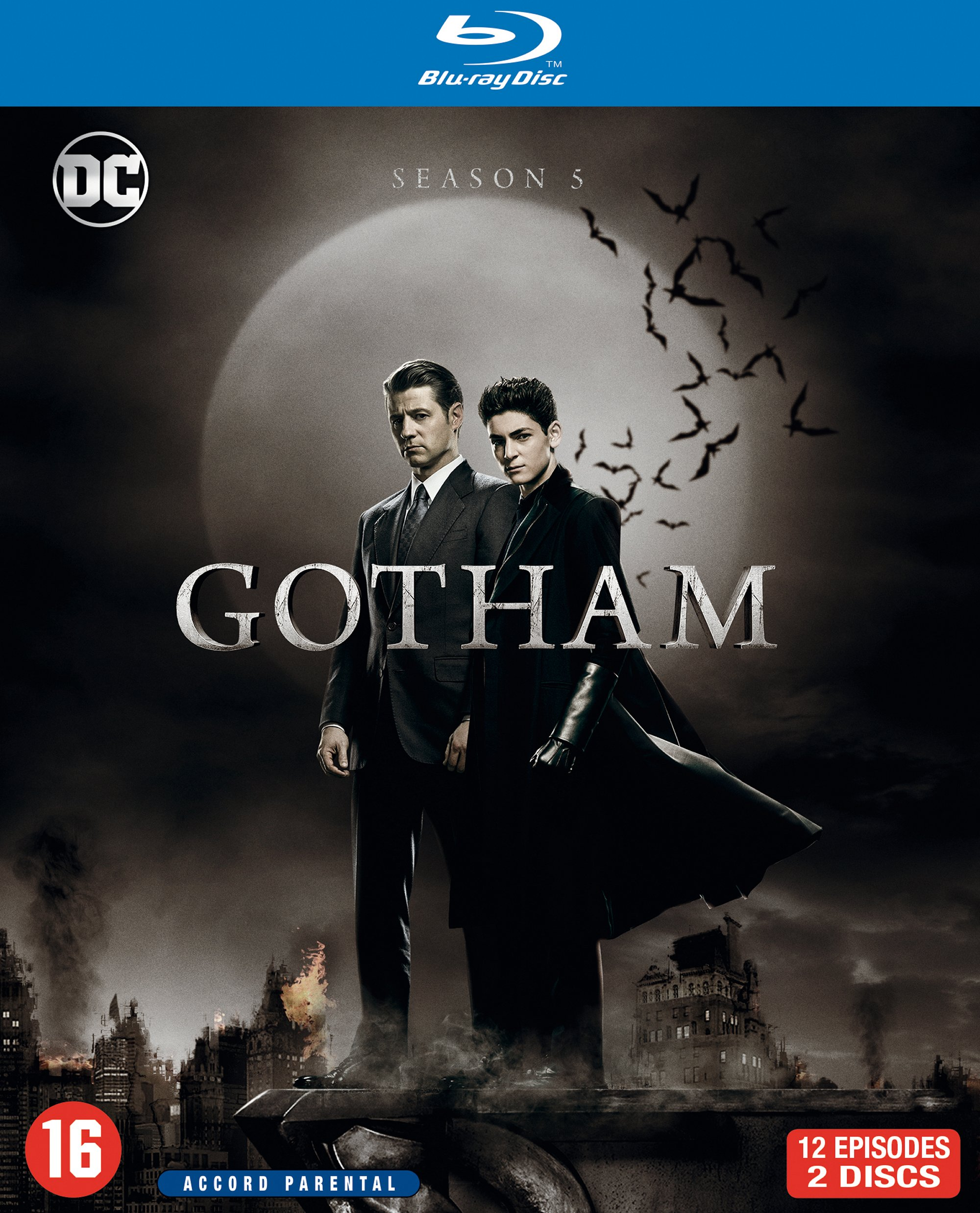 Gotham Seizoen 5 Blu-ray cover met twee mannen in pak, een grote maan en vleermuizen.