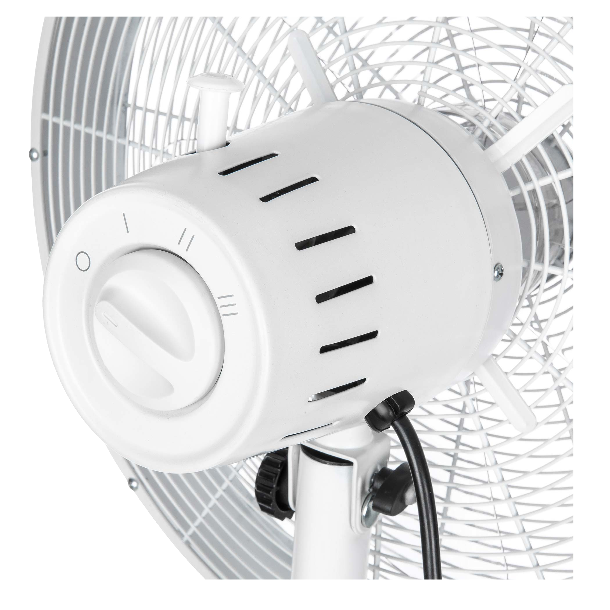 Fehér elektromos ventilátor motorházának és vezérlőtárcsájának közeli képe.