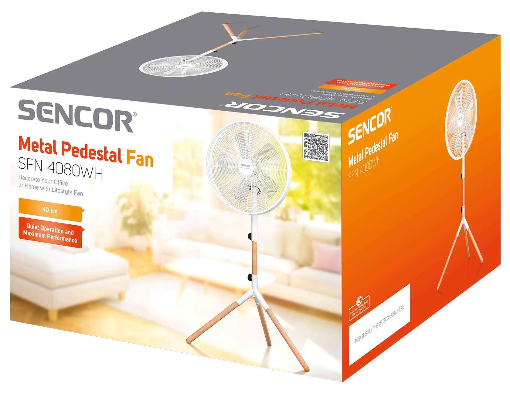 Dobozos SENCOR fém állóventilátor. A ventilátor fehér, fa lábakkal és fogantyúval.