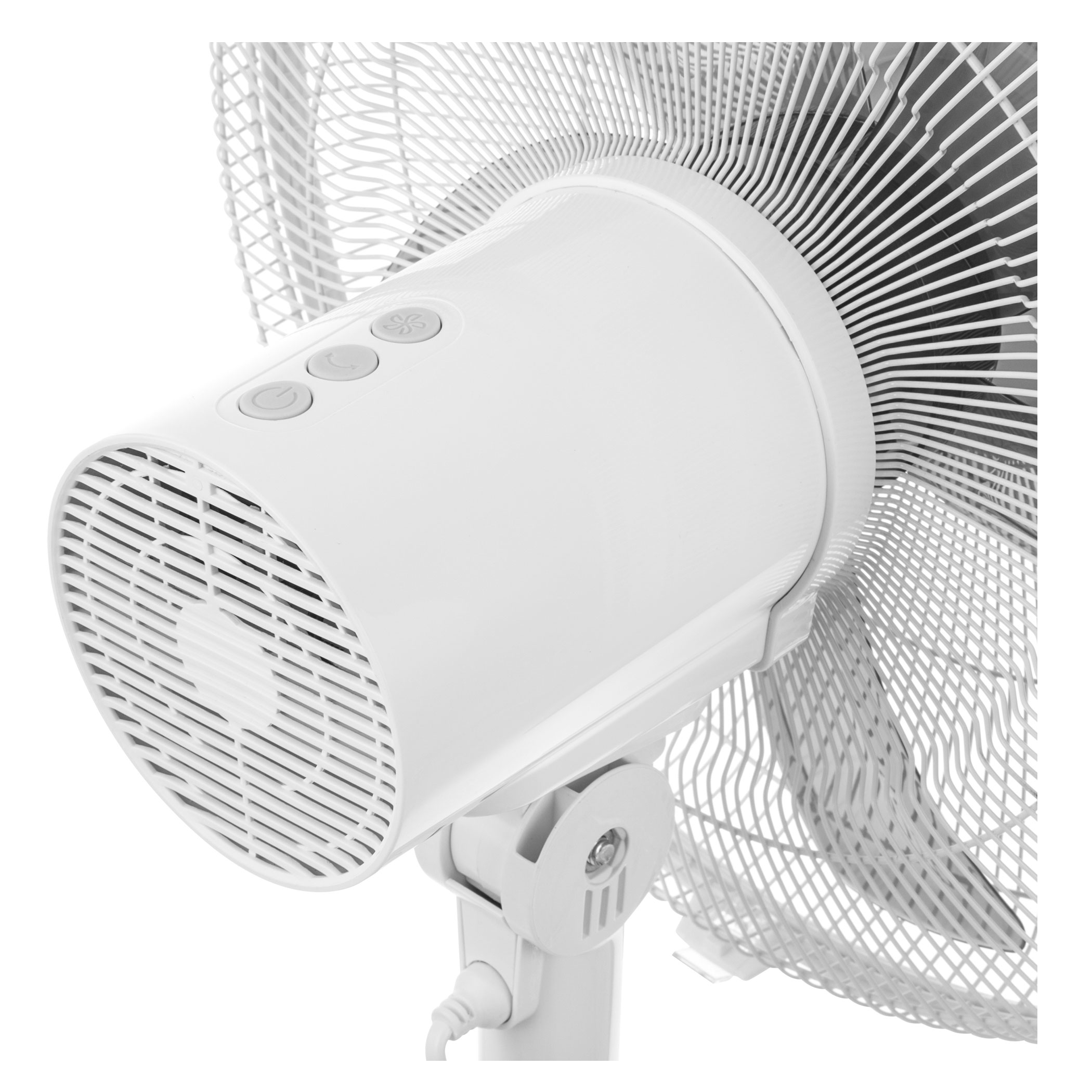 Fehér ventilátor védőráccsal és vezérlőgombokkal. A ventilátor egy állványon áll.