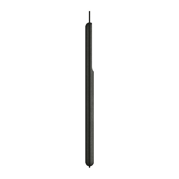 Tarjeta SSD rectangular negra. Es una tarjeta larga, delgada y negra.