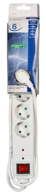 Eine weiße Steckdosenleiste mit drei Steckdosen, einem Schalter und einem Stecker.