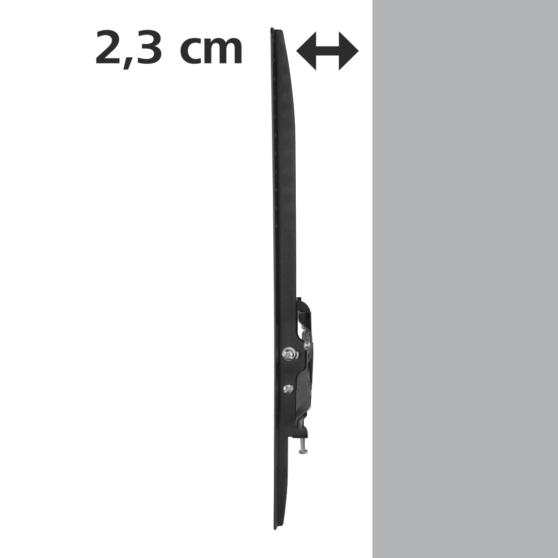 Zijaanzicht van een zwarte muurbeugel, met een diepte van 2,3 cm, met een lichtgrijze achtergrond.