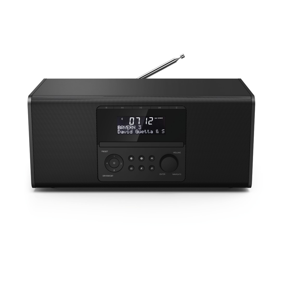 Une radio noire avec un affichage numérique. Elle a une antenne argentée. Le fond est blanc.