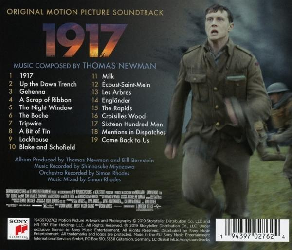 Az 1917 filmzene CD tokjának hátulja. Egy katona képe egy háborús jelenetben.