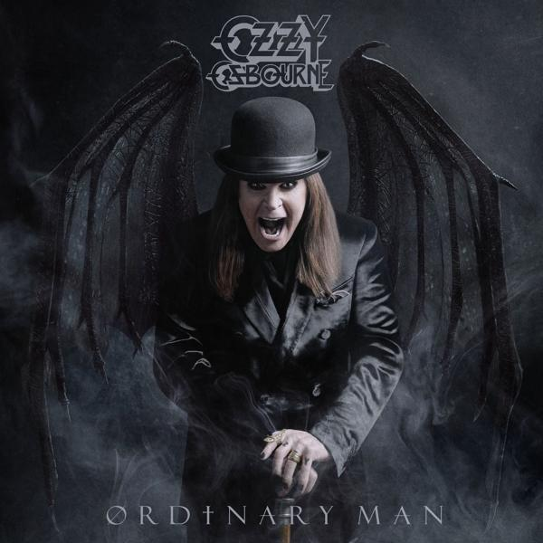 Ozzy Osbourne in schwarzem Anzug und Melone mit Fledermausflügeln; Albumcover für 'Ordinary Man'.