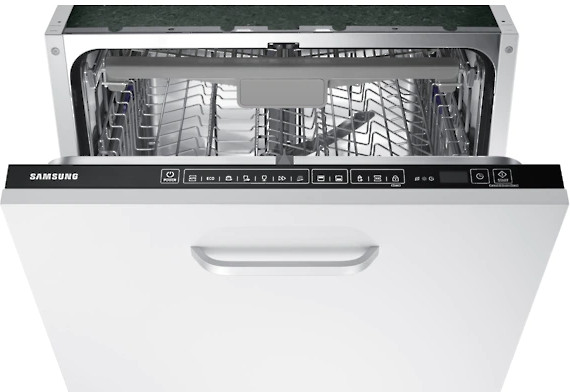 Egy fehér Samsung mosogatógép nyitott ajtóval, a polcokat és a vezérlőpanelt mutatva.