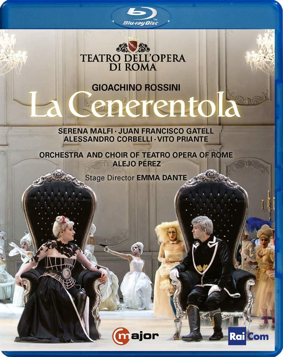 Blu-ray-Disc-Cover einer Oper, mit zwei Personen auf der Bühne und dem Text 'La Cenerentola'.