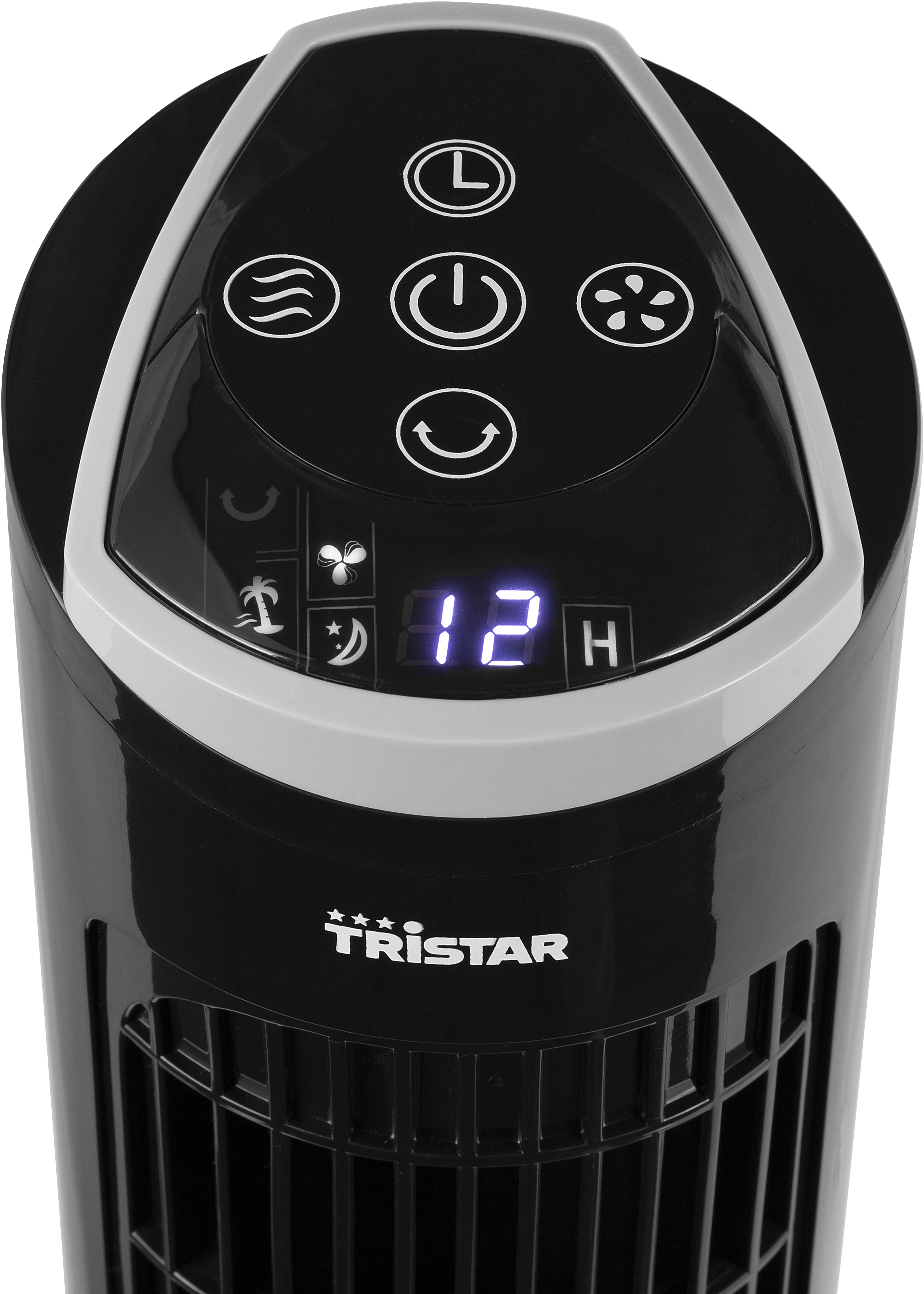 Ein schwarzer Turmventilator mit einem Display, das die Zeit und die Lüftersteuerung anzeigt.
