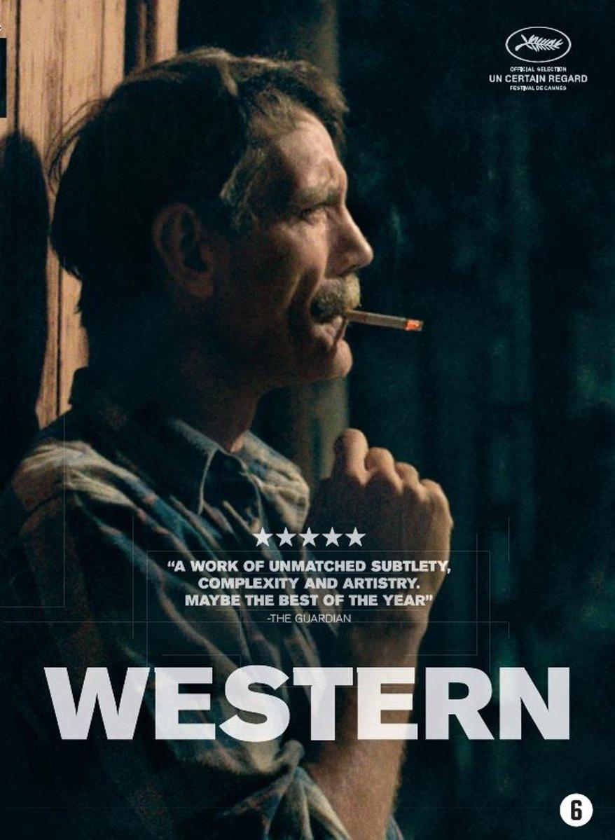 Affiche de film : Un homme fume. Le titre est 'Western'. Texte et étoiles.