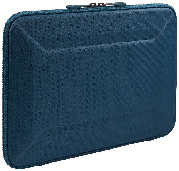 Estuche azul texturizado para una laptop, con cierre de cremallera. Tiene una forma ligeramente redondeada.