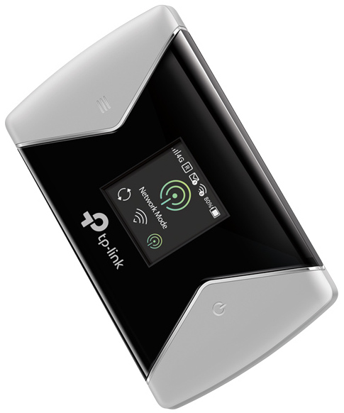 Routeur Wi-Fi mobile TP-Link noir et argenté avec écran.