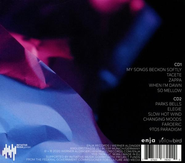 CD-Cover mit dunklem Hintergrund und Neonfarben. Text und Logos sind vorhanden.