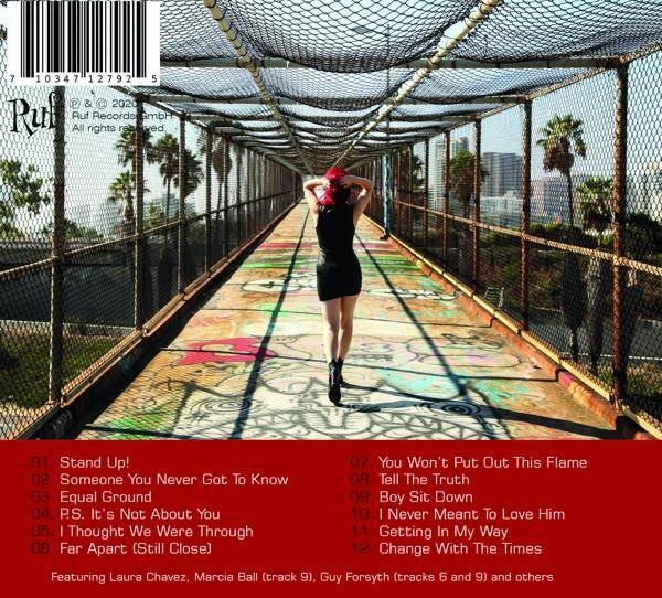 CD-Cover mit einer Frau, die auf einer Brücke geht, mit Album-Trackliste und Skyline.