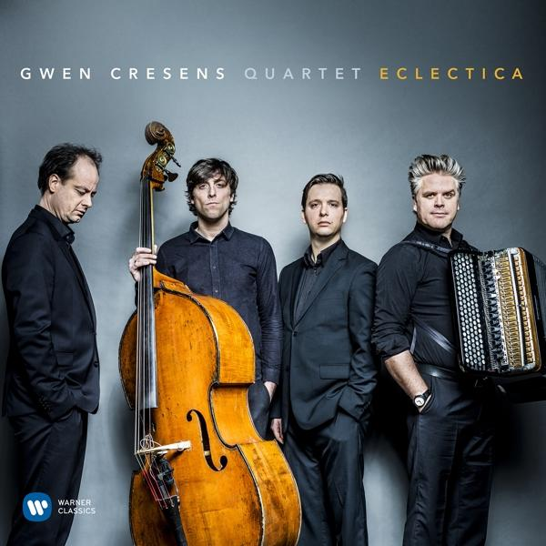 Pochette d'album d'un orchestre. Quatre personnes debout, avec une contrebasse et un accordéon.