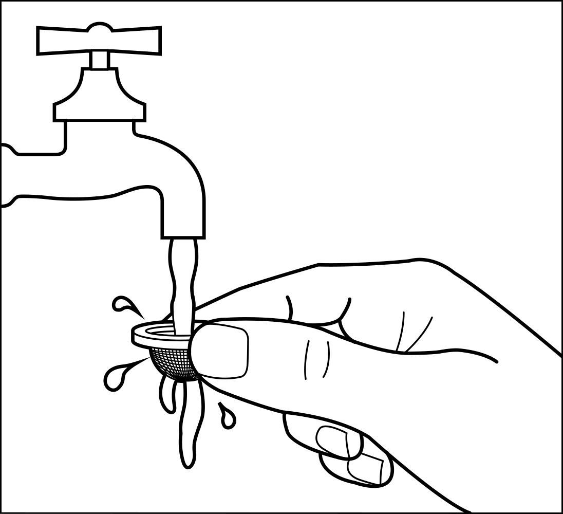 Eine Hand hält einen Filter unter einen Wasserhahn. Wasser spritzt herum.