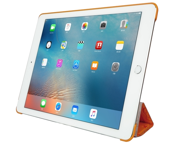 Egy iPad, amelyen alkalmazásikonok láthatók a képernyőn, narancssárga védőtokban.