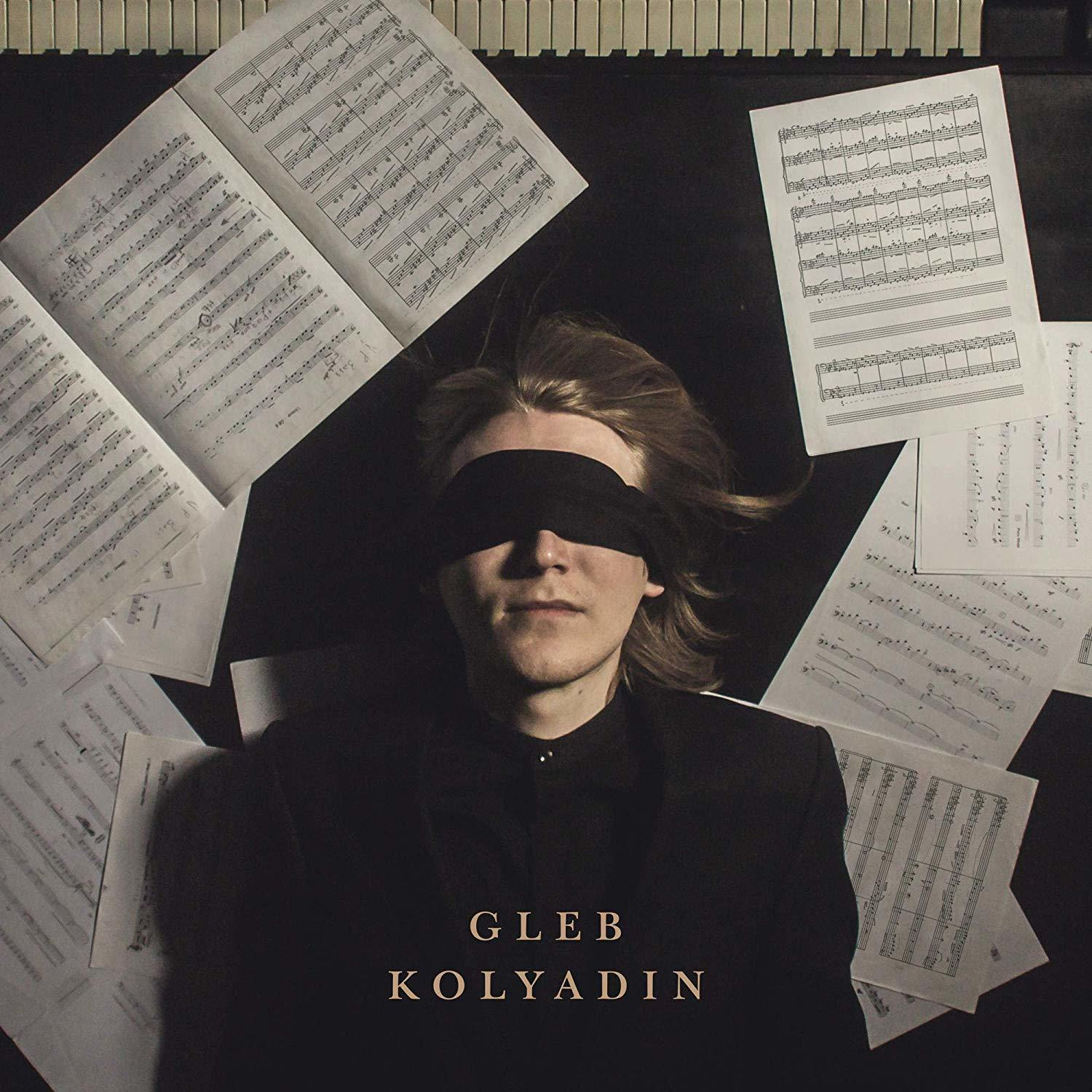 Albumcover mit einem Mann mit Augenbinde, umgeben von Noten. Der Künstler ist Gleb Kolyadin.