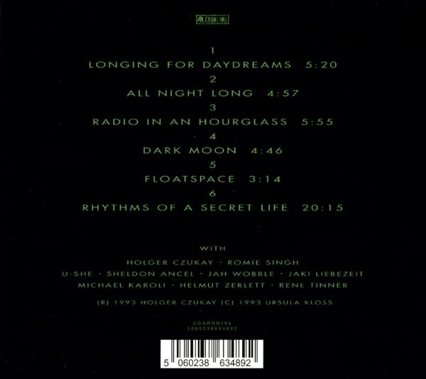 CD-Cover mit Trackliste. Grüner Text auf schwarzem Hintergrund. Zu den Titeln gehört "Longing for Daydreams".