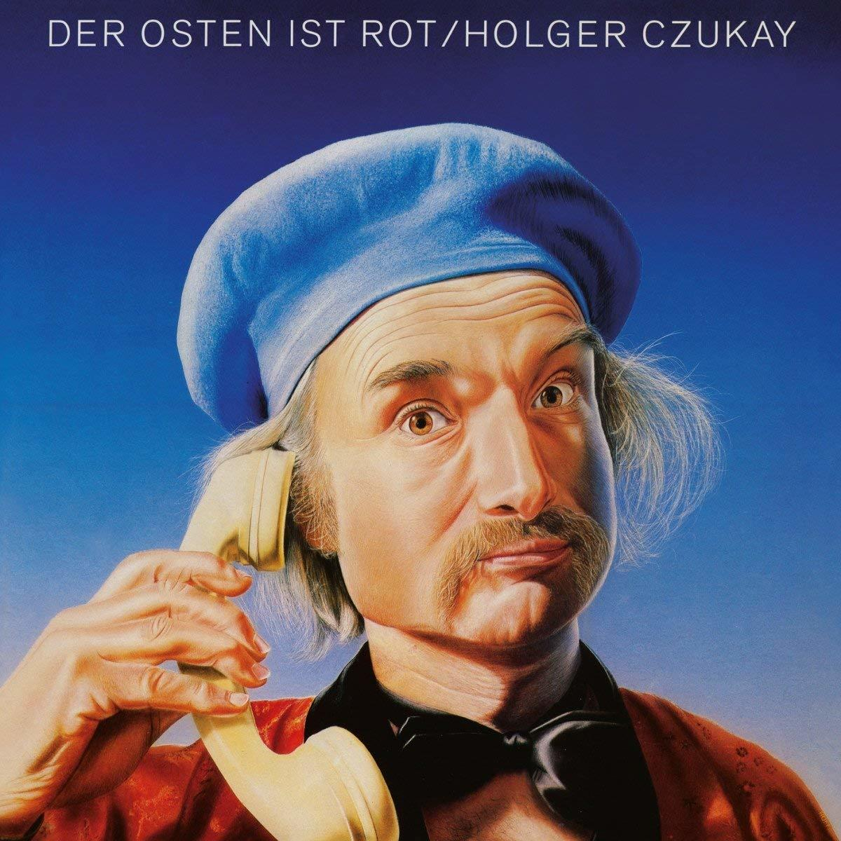 Albumcover: Mann mit blauem Hut, hält Telefon, mit dem Titel 'Der Osten ist Rot'.