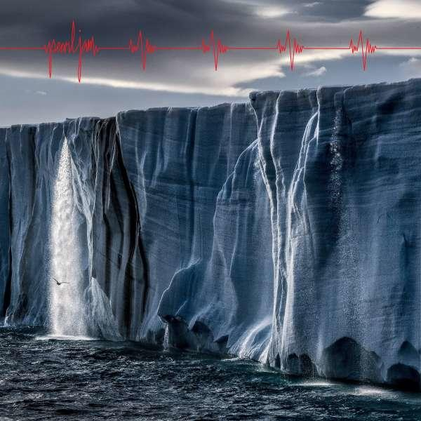 Waterval die over een klif in de zee stroomt, rode hartslag-overlay. Bewolkte lucht.