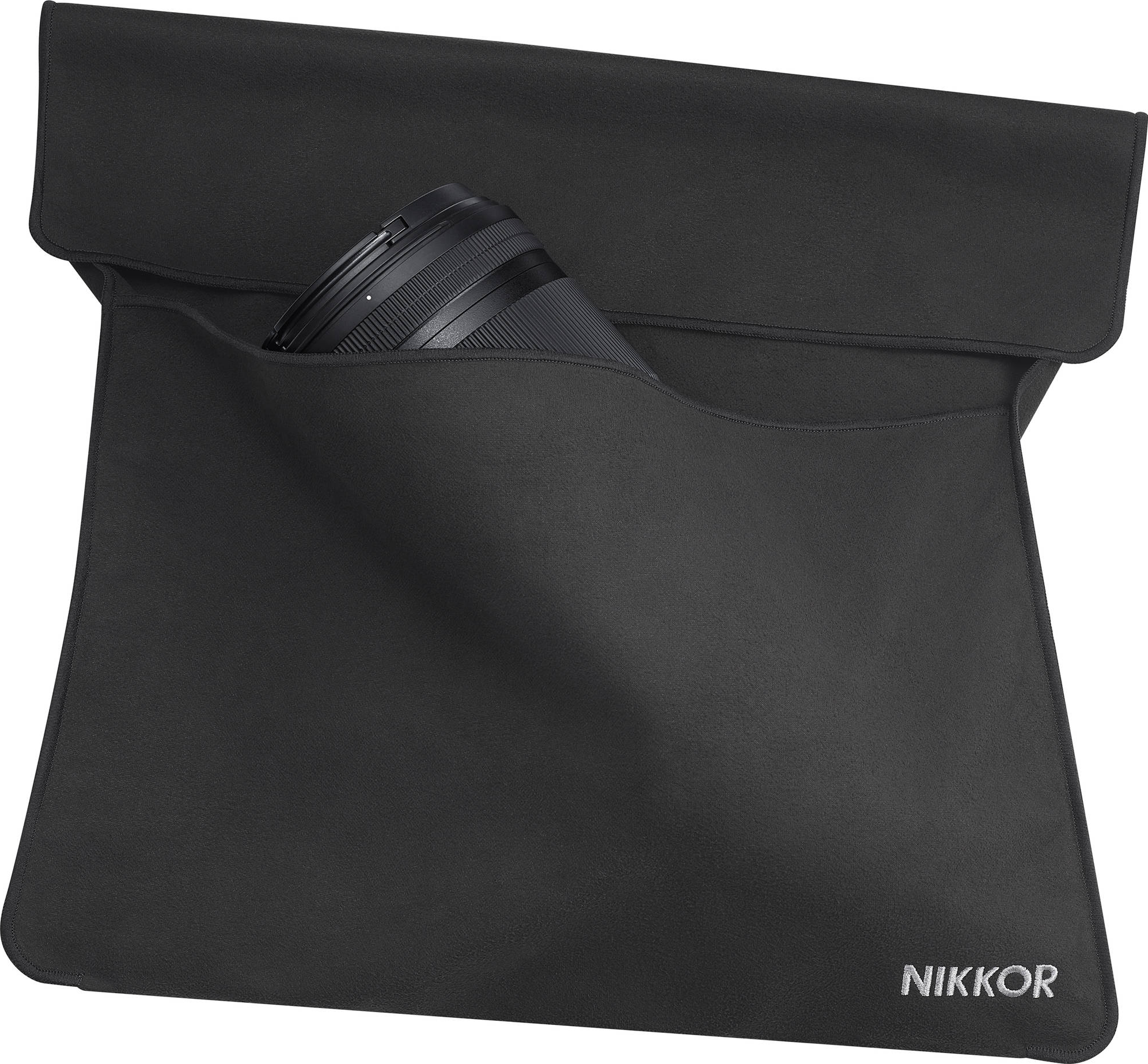 Étui noir pour objectif. Ouvert, révélant un objectif à l'intérieur. Texte blanc 'NIKKOR' en bas.