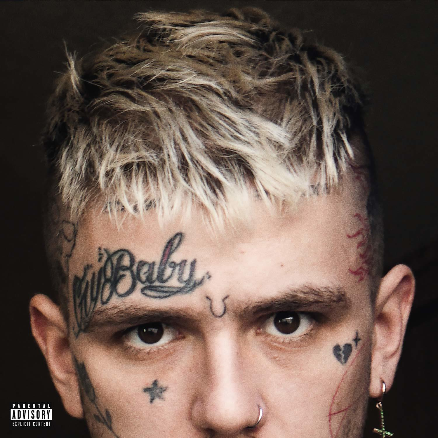 Nahaufnahme eines Mannes mit Tattoos im Gesicht. Text: My Baby über seiner Augenbraue und ein Stern-Tattoo.