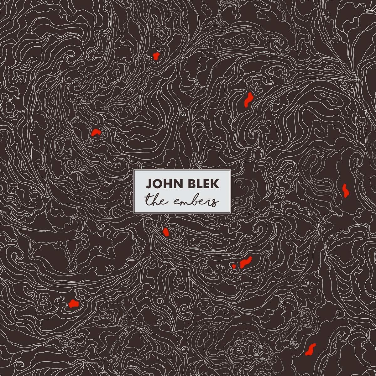 Albumcover mit braunem Hintergrund, weißen Linien, die ein Muster bilden, und den Worten 'JOHN BLEK the embers'.