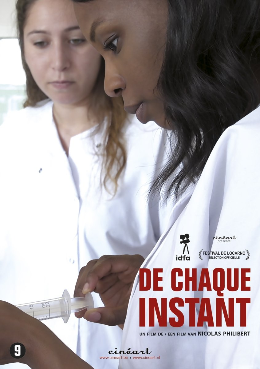Affiche pour 'De Chaque Instant'. Deux femmes en blouses de laboratoire, une tenant une seringue.