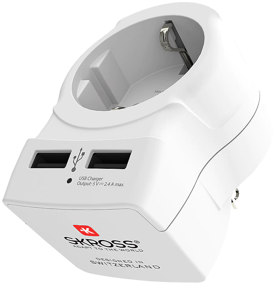 Witte reisadapter met USB-poorten, schuine weergave.