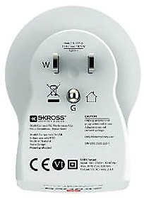 Witte reisadapter met stekker en USB-oplaadpoort. Tekst op de adapter zichtbaar.