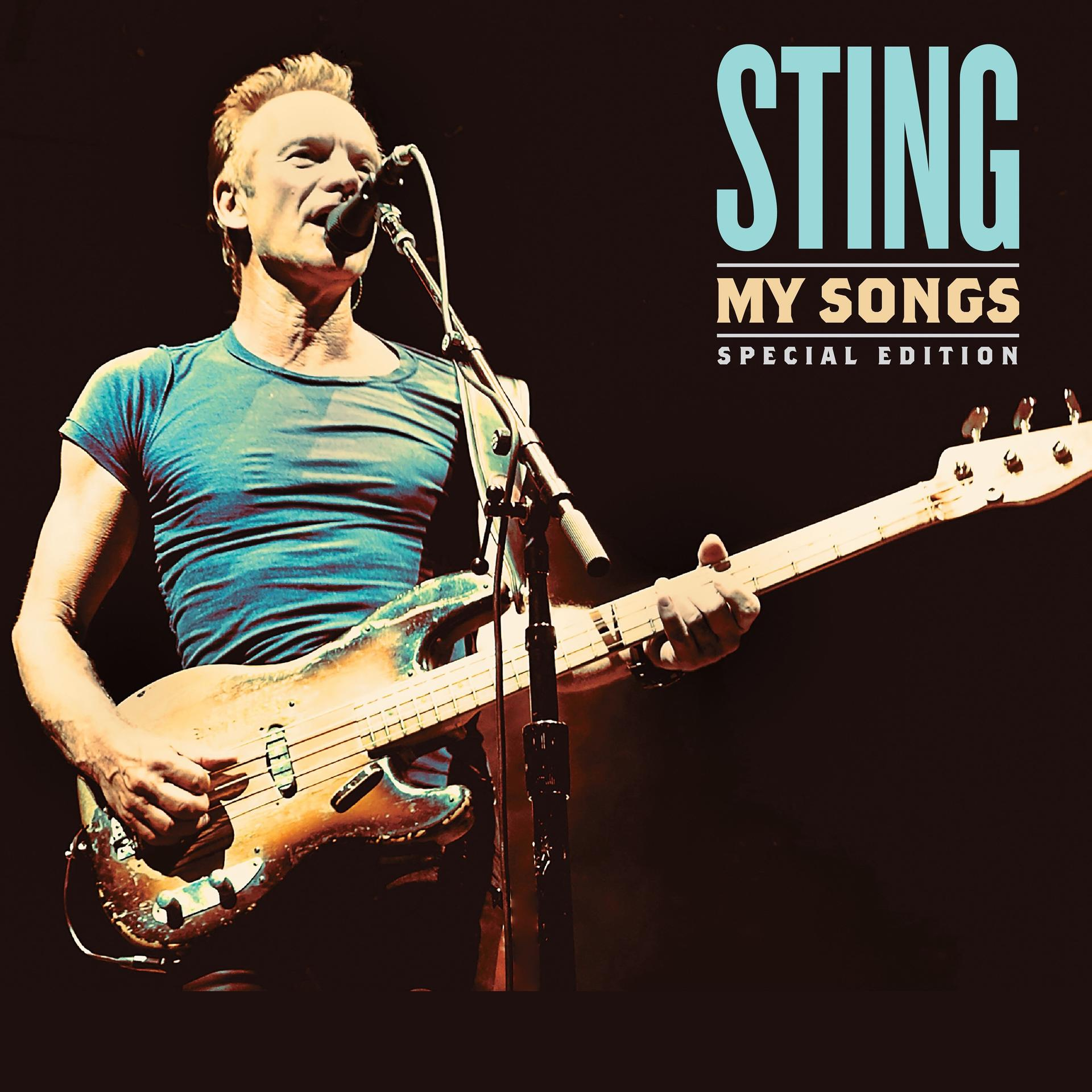 Sting basszusgitározik és mikrofonba énekel sötét színpadon.