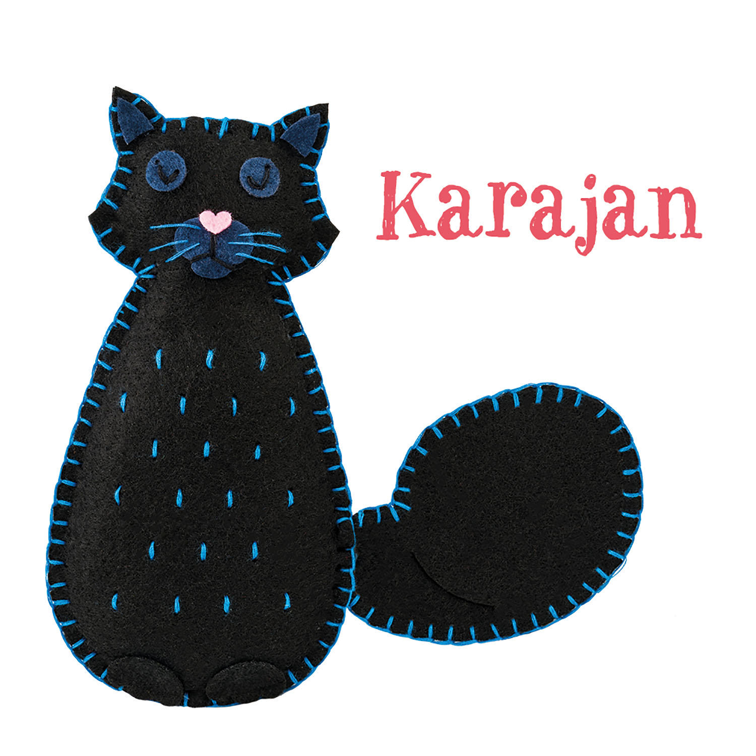 Handgefertigte schwarze Katze mit blauen Nähten und dem Wort „Karajan“ in Rosa.