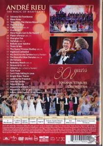 DVD borító képek kollázsával. André Rieu-t, egy hegedűt és egy kórust ábrázol, szöveg overlay-vel.