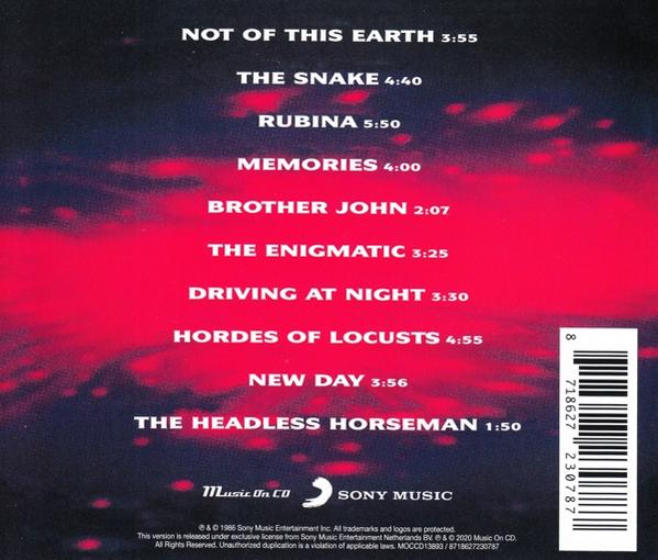 La jaquette arrière d'un CD avec liste des pistes et informations musicales en rouge.